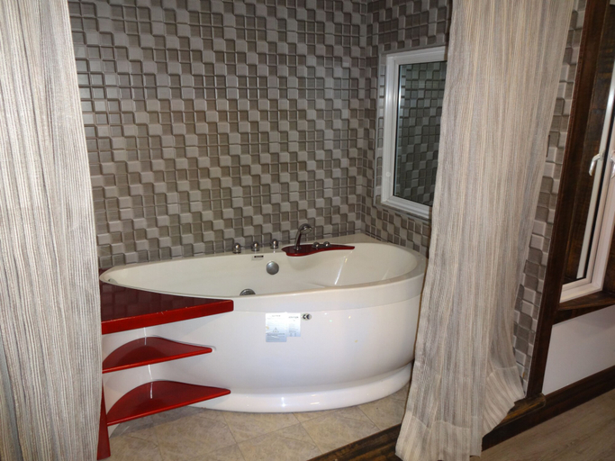Bathroom 5, Six In One, Malé
