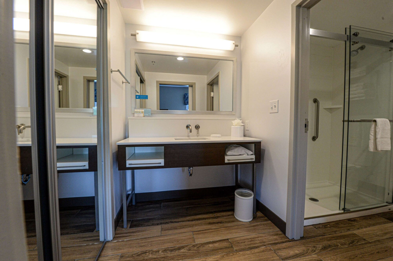 Bathroom 3, Hampton Inn & Suites Lenoir, Caldwell