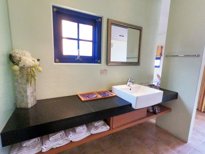Bathroom 3, C'est La Vie, Penghu