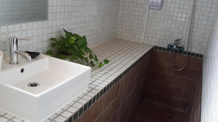 Bathroom 5, Hilarity B&B, Hualien