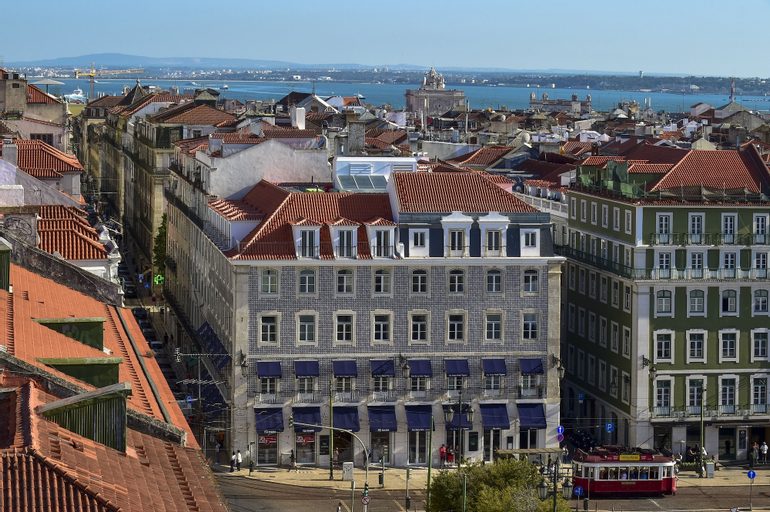 Exterior & Views