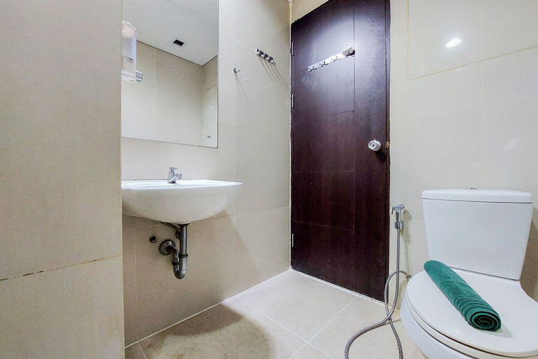 Bathroom 5, Nice Studio at 18th Floor Atria Residences Gading Serpong Apartment By Travelio, Tangerang