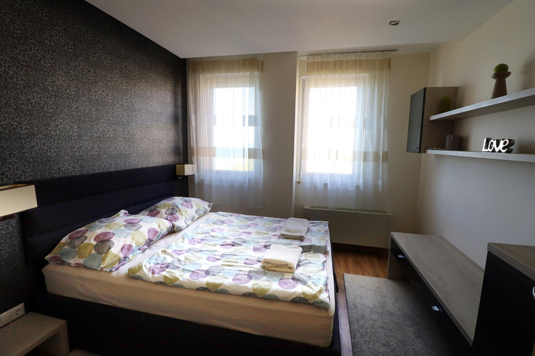 Bedroom 2, Galerius Golden Beach Apartment, Siófok