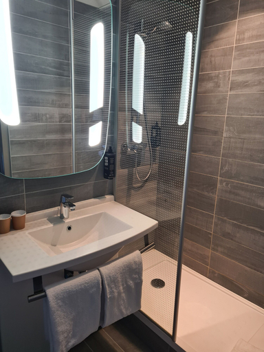 Bathroom 4, Hôtel ibis Montauban, Tarn-et-Garonne