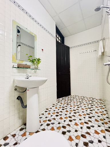 Bathroom 4, Eva Homestay, Huế
