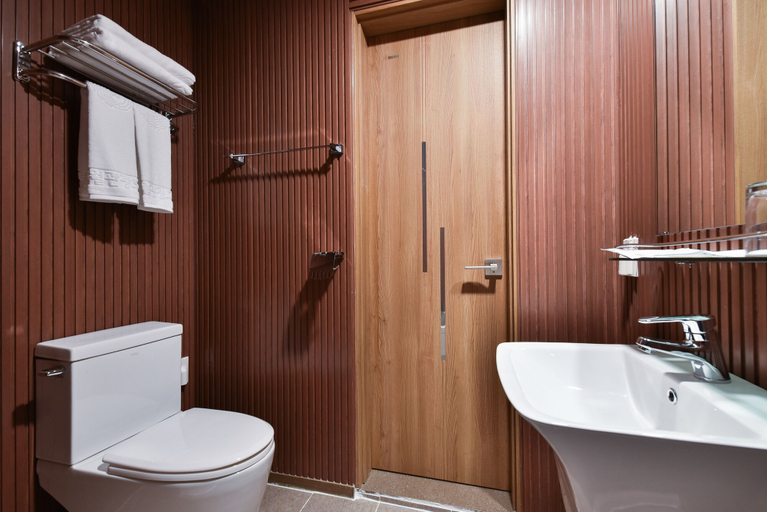 Bathroom 4, Sea & Moon Tourist Hotel, Jung
