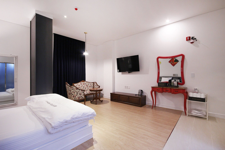 Bedroom 4, Hotel Insomnia, Buk