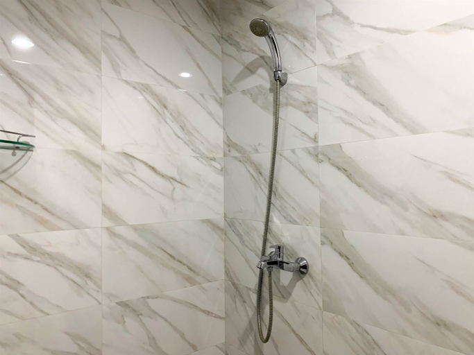 Bathroom 5, Modern and Comfortable 1BR Apartment Belmont Residence By Travelio, West Jakarta