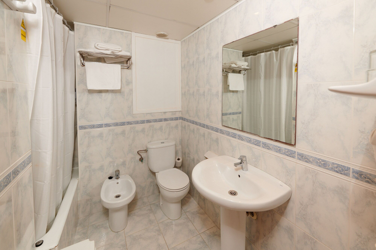 Bathroom 4, Checkin Blanes, Girona