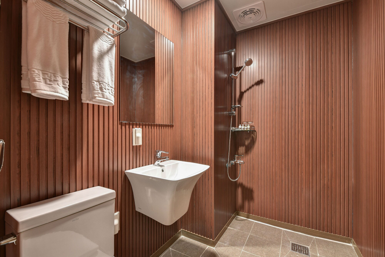 Bathroom 4, Sea & Moon Tourist Hotel, Jung