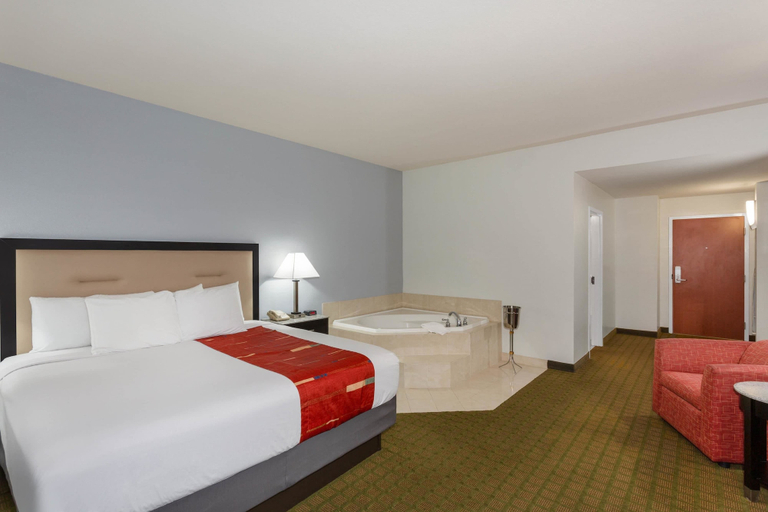 Bedroom 4, Days Inn & Suites by Wyndham Lakeland, Polk