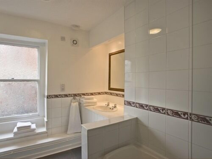 Bathroom 3, The Goddard Arms, Swindon
