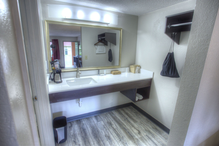 Bathroom 3, Econo Lodge Helen, White