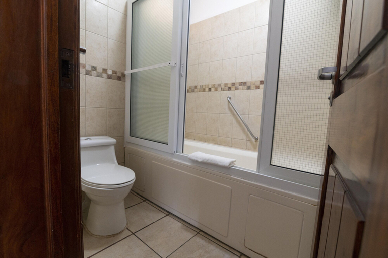 Bathroom 5, Hotel Cayman Suites, Taxisco