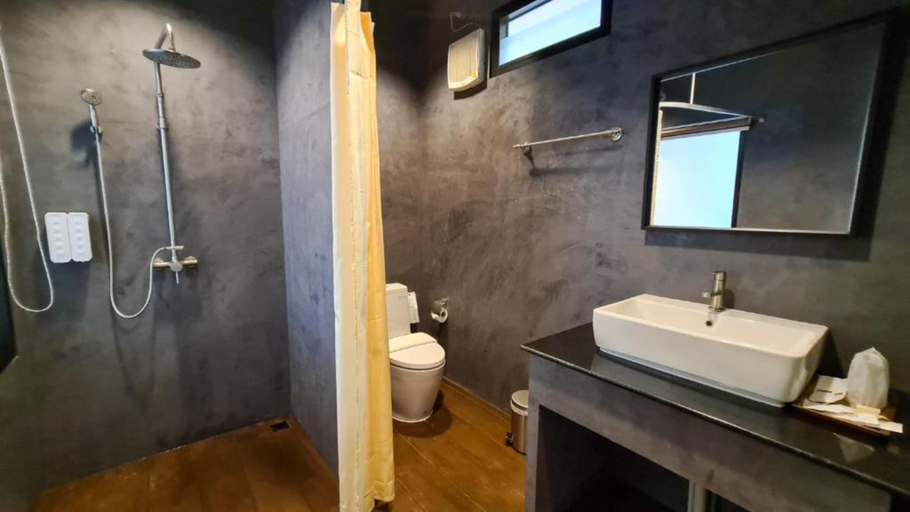 Bathroom 5, Binlha Raft Resort, Kanchanaburi, Sai Yok