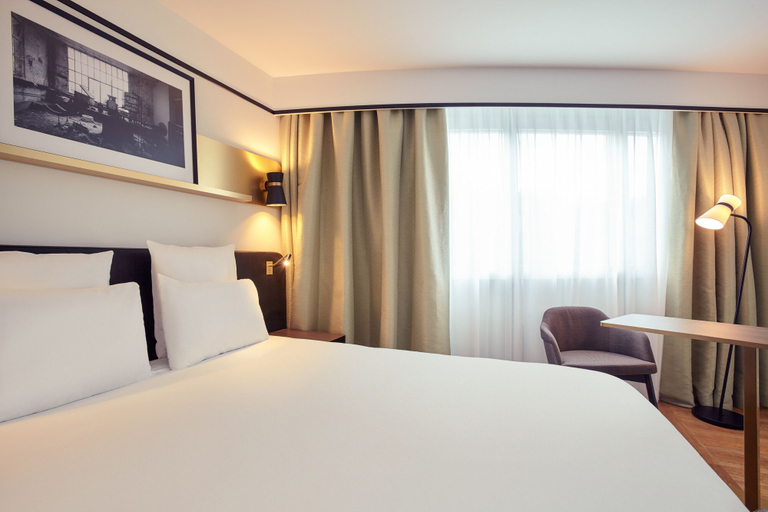 Bedroom 2, Hotel Mercure Paris Saint-Ouen, Seine-Saint-Denis