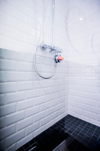 Bathroom 5, Antichambre, Gard