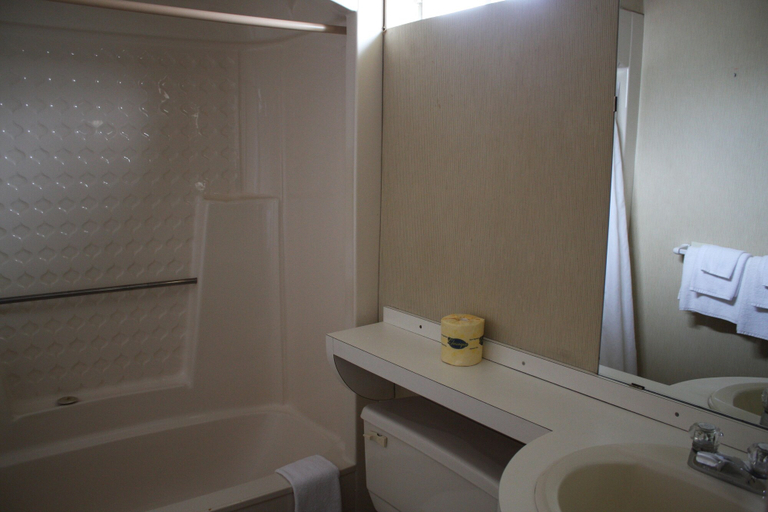 Bathroom 4, Grand Motel Saint-Hubert, Champlain