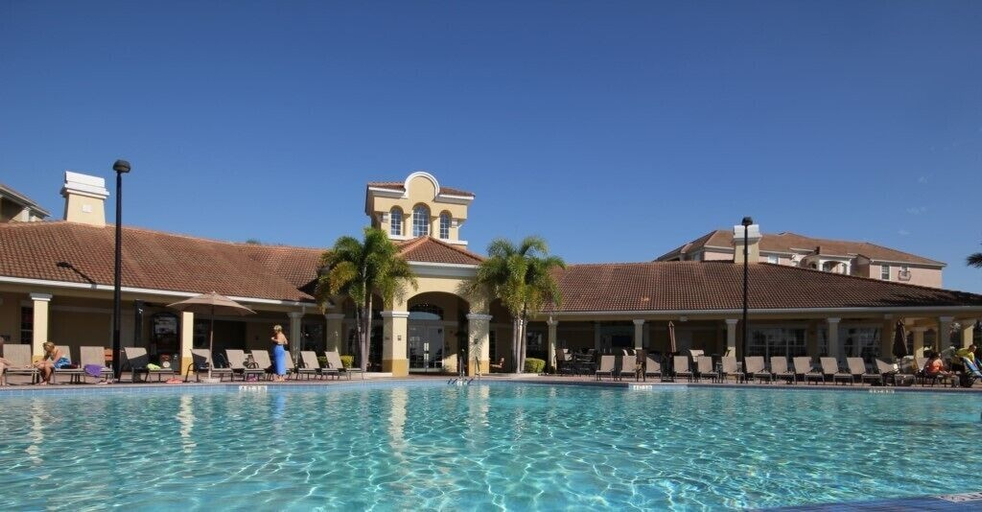 Sport & Beauty 4, Pool View Penthouse - New! 3 Bedroom Home by RedAwning, Orange