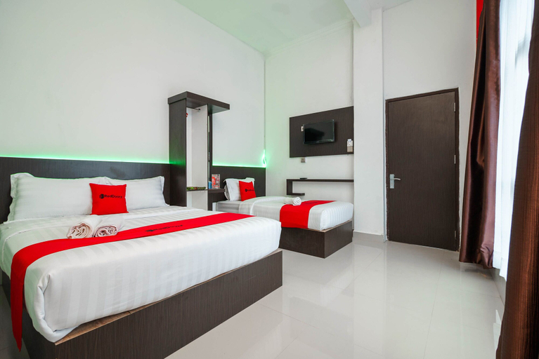 Bedroom 3, RedDoorz Syariah Plus near Padang Luar Bukittinggi, Agam