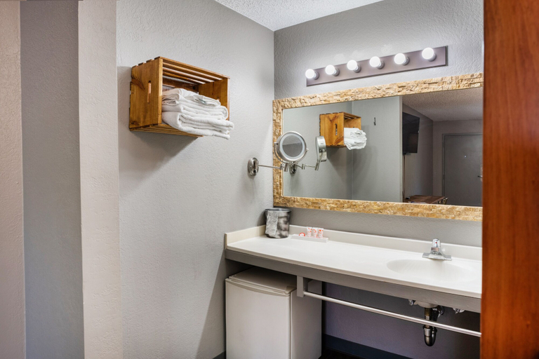 Bathroom 5, Infusion Beach Club, Riverside