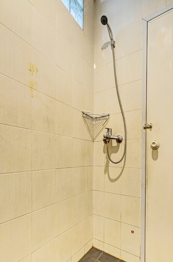 Bathroom 3, Super OYO 389 Sky Guesthouse, Semarang