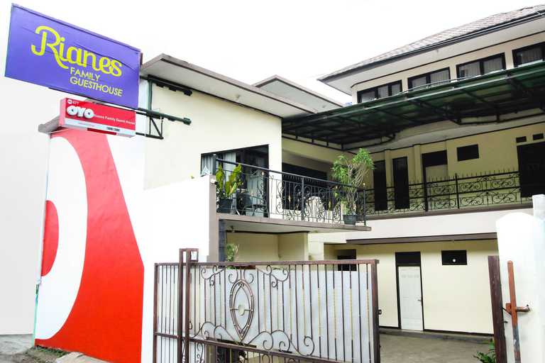 Exterior & Views, OYO 677 Rianes Family Guest House, Bandung