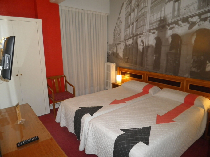 Bedroom 2, Photo Zabalburu Hotel, Vizcaya