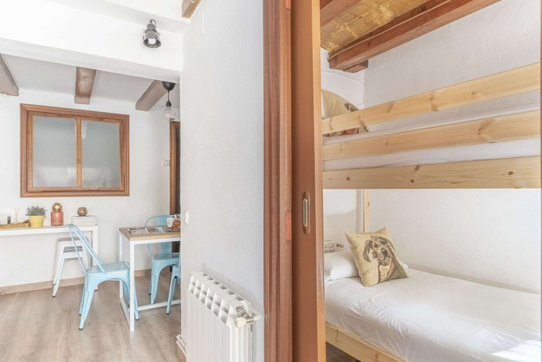 Bedroom 2, Aragó large and cozy 3br apartment, Barcelona