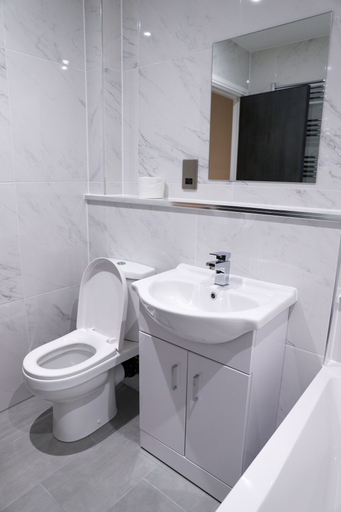 Bathroom 3, 16 Queen Avenue, Sefton