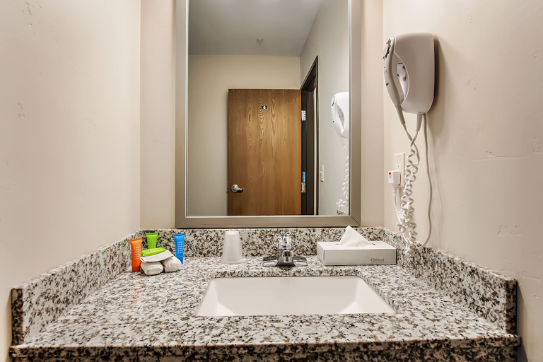 Bathroom 5, Third Street Inn, Valley