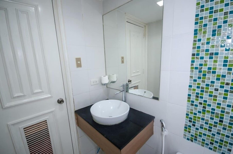 Bathroom 2, MP Poblacion, Makati City