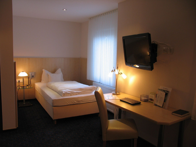 Bedroom 3, Hotel-Restaurant Zum Schwanen, Rheinisch-Bergischer Kreis