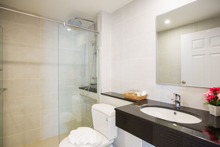Bathroom, The Suites Apartment & Residence Phuket, Pulau Phuket
