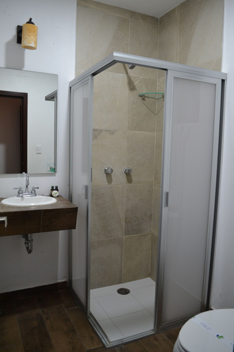 Bathroom 5, Hotel Real Alma, Del Centro