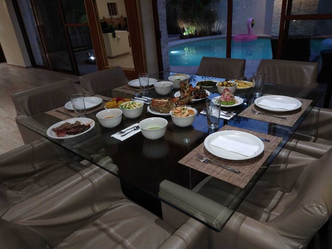 Food & Drinks 5, One Extra Free Night Staying 3 Nights Intl Chef & Yacht - Brekky Available, Cozumel