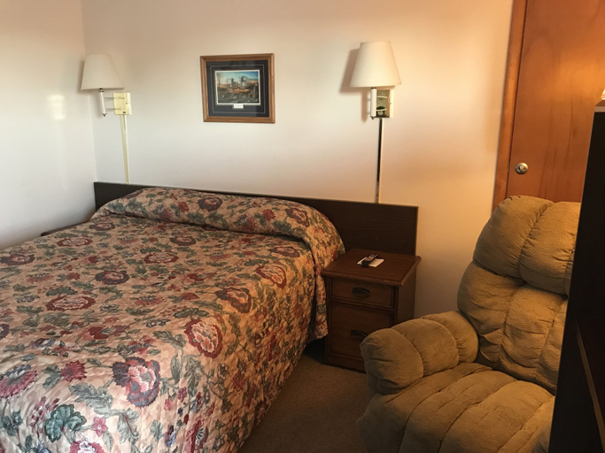 Bedroom 2, Motel Grand, Dawes