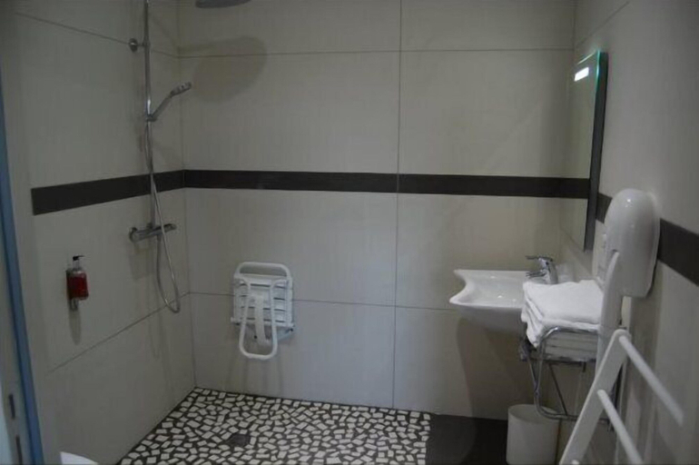Bathroom 3, Hotel l Escale, Dordogne