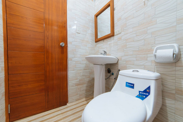 Bathroom 4, RedDoorz Premium @ Casa Ghilda Resort Olongapo City, Olongapo City