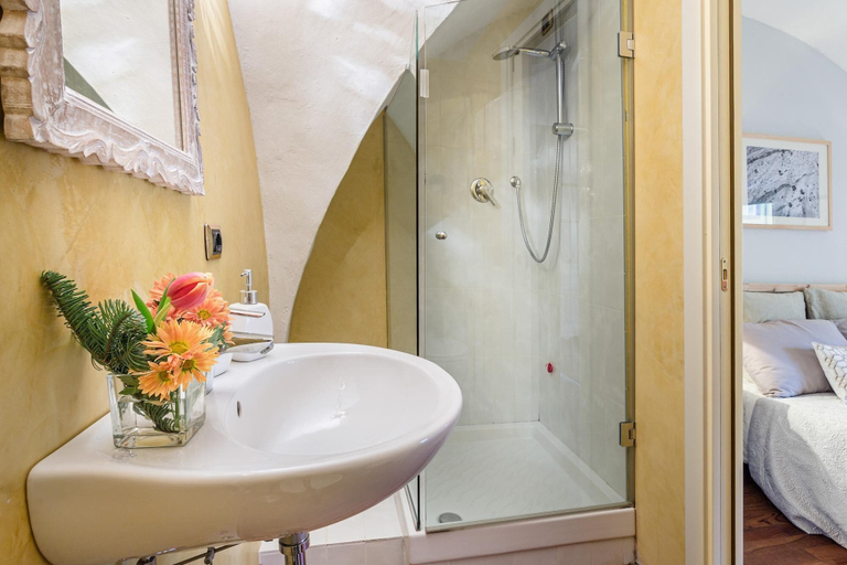Bathroom 5, The Arnolfini Portrait Apartment, Lucca