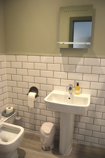 Bathroom 5, Crown Inn, Cornwall