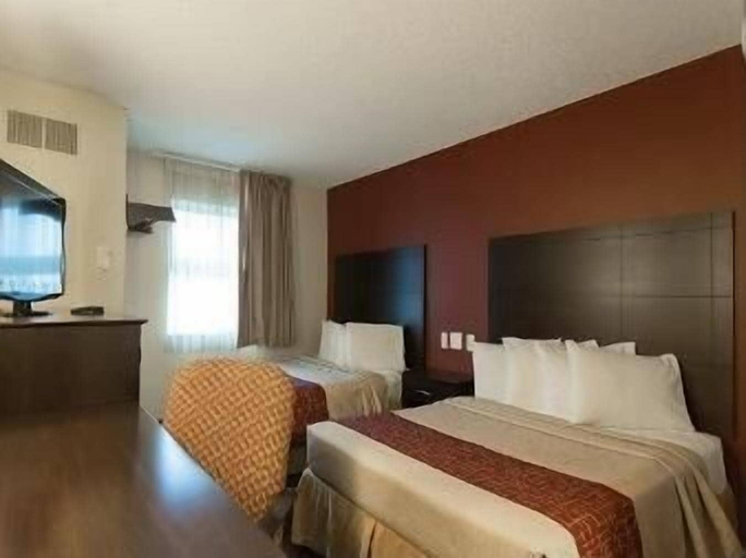 Bedroom 3, Travelodge by Wyndham Romulus Detroit Airport, Wayne