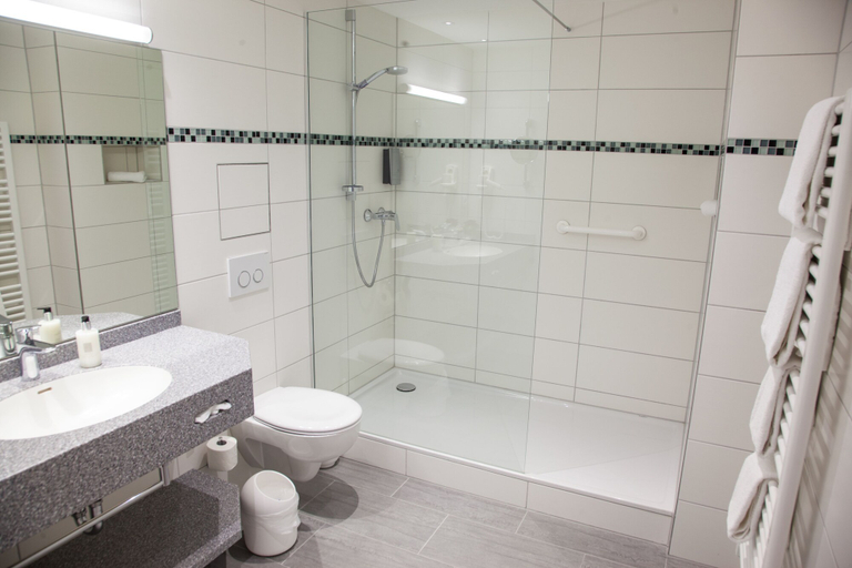 Bathroom 5, Hotel Kastanienhof, Erding