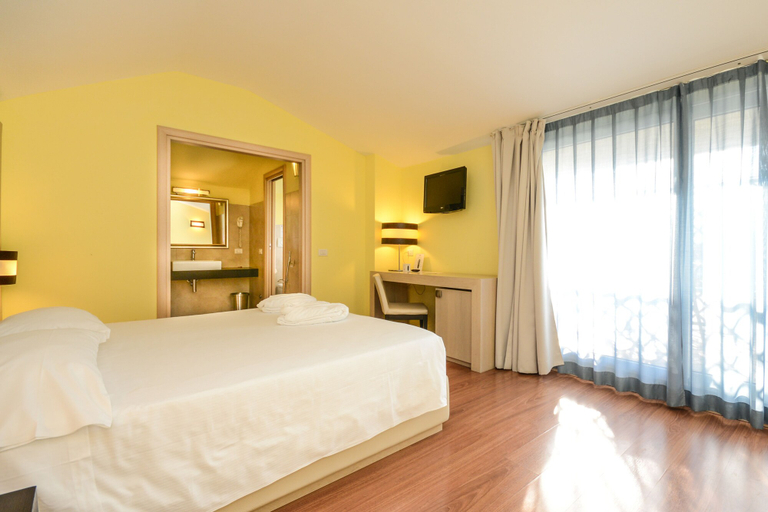 Bedroom 4, Regal Hotel, Brescia