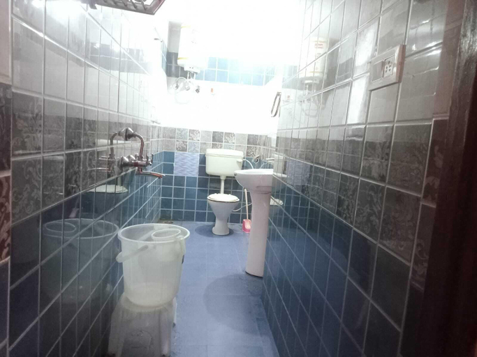 Bathroom 4, Royal Green Buds, Kangra
