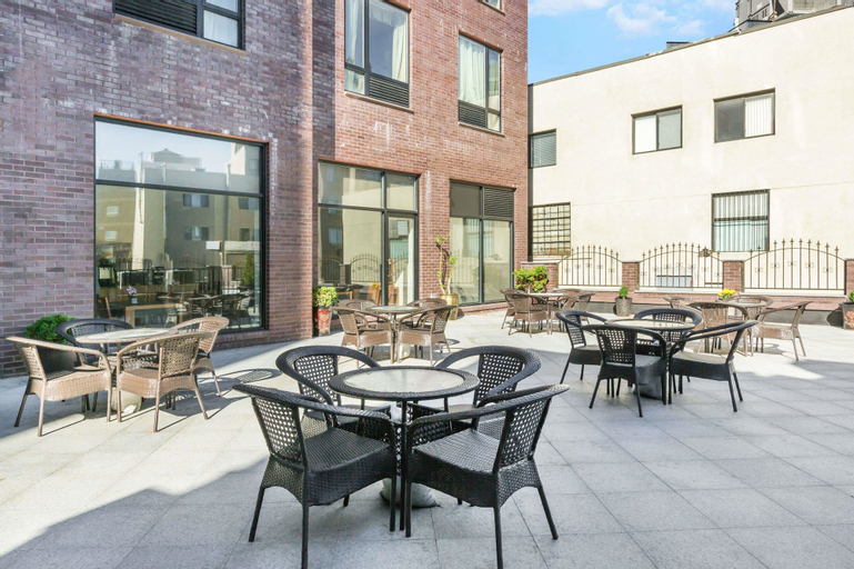Exterior & Views 28