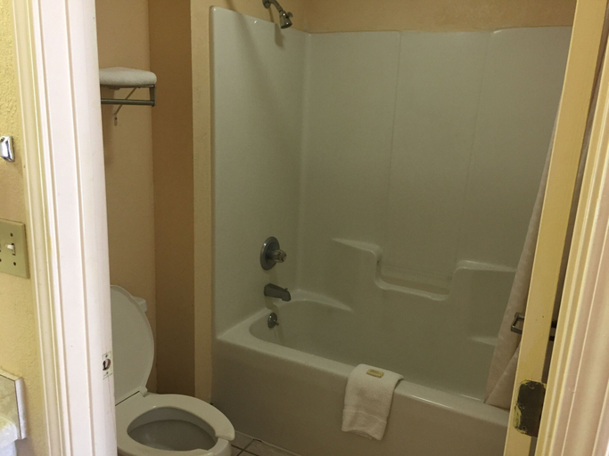 Bathroom 4, Relax Inn, Dougherty