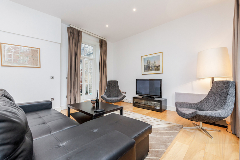 Others 4, Stylish 3 Bed 3 bath in Kens High St, London