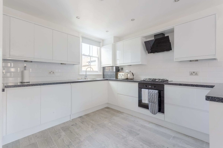 Others 4, Stunning 3 Bedroom 2 Bath in Fantastic Location, London