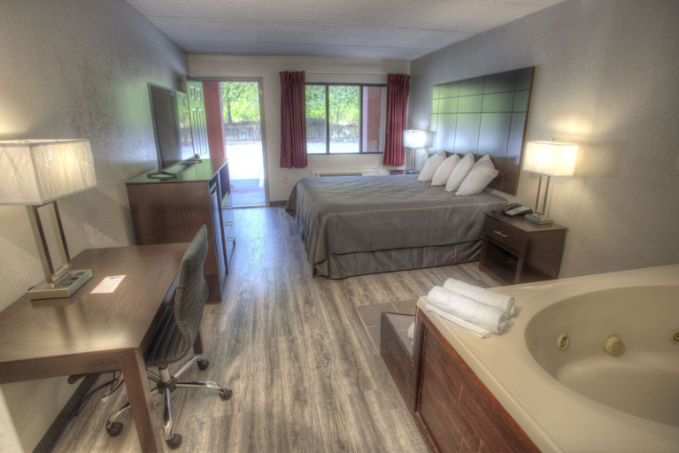 Bedroom 2, Econo Lodge Helen, White